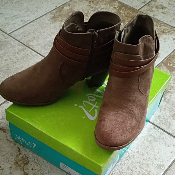 Dianna Taupe Shoes - Etcetera Tan Ankle Booties for Women
